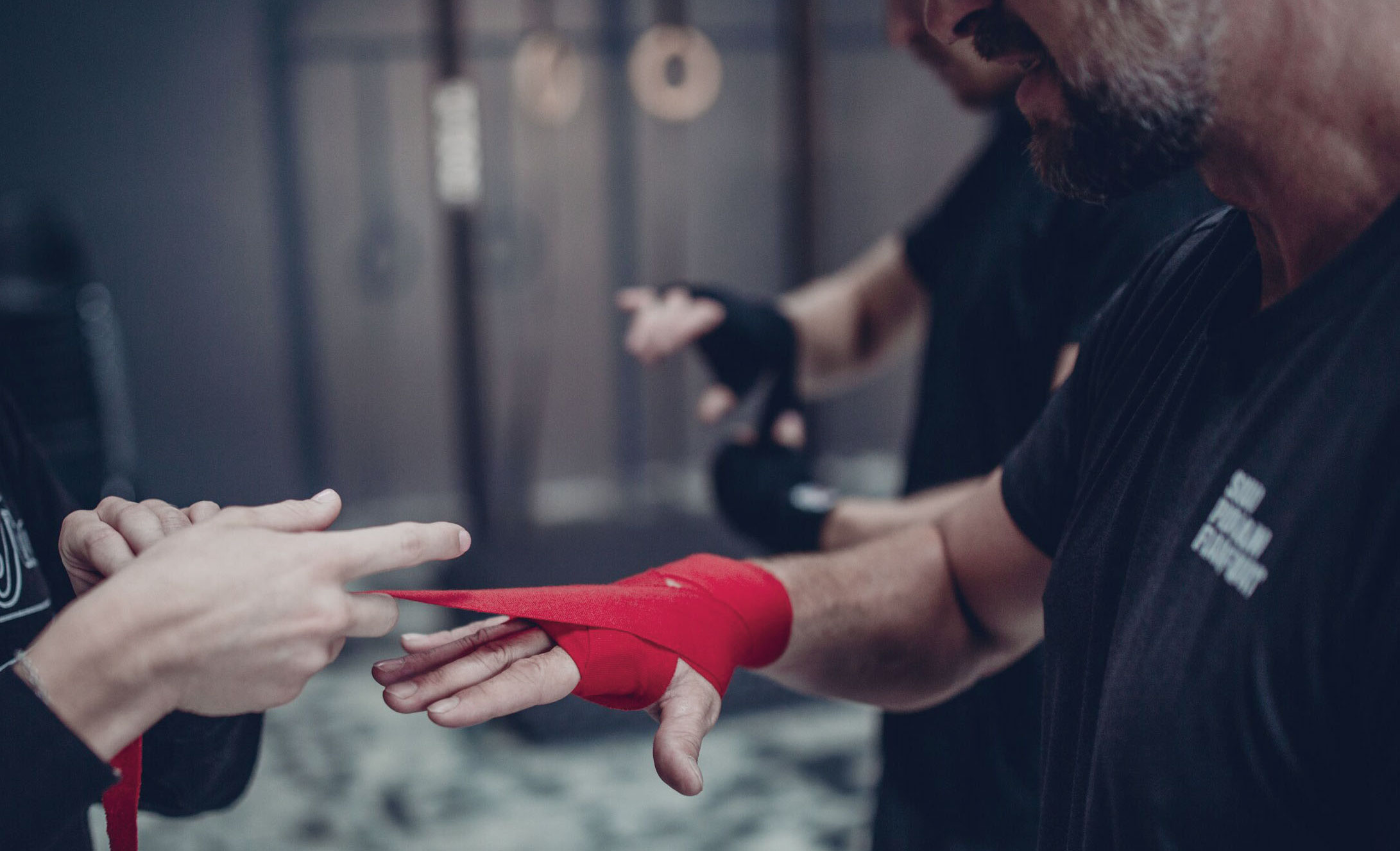 Handbandagen werden gewickelt für das Boxtraining