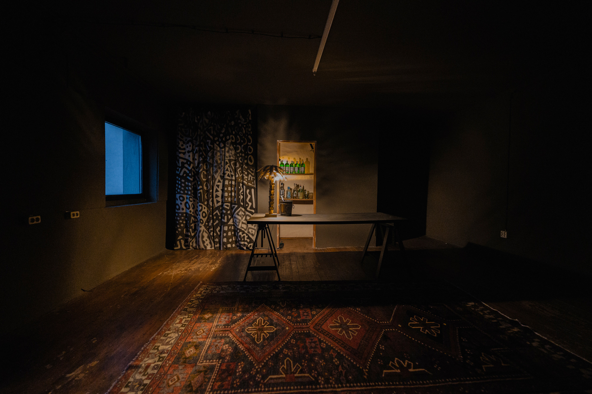 Blick in den Chillspace des Shanti Shanti Fight Clubs, in der Mitte steht ein Tisch. Dahinter stehen Getränke