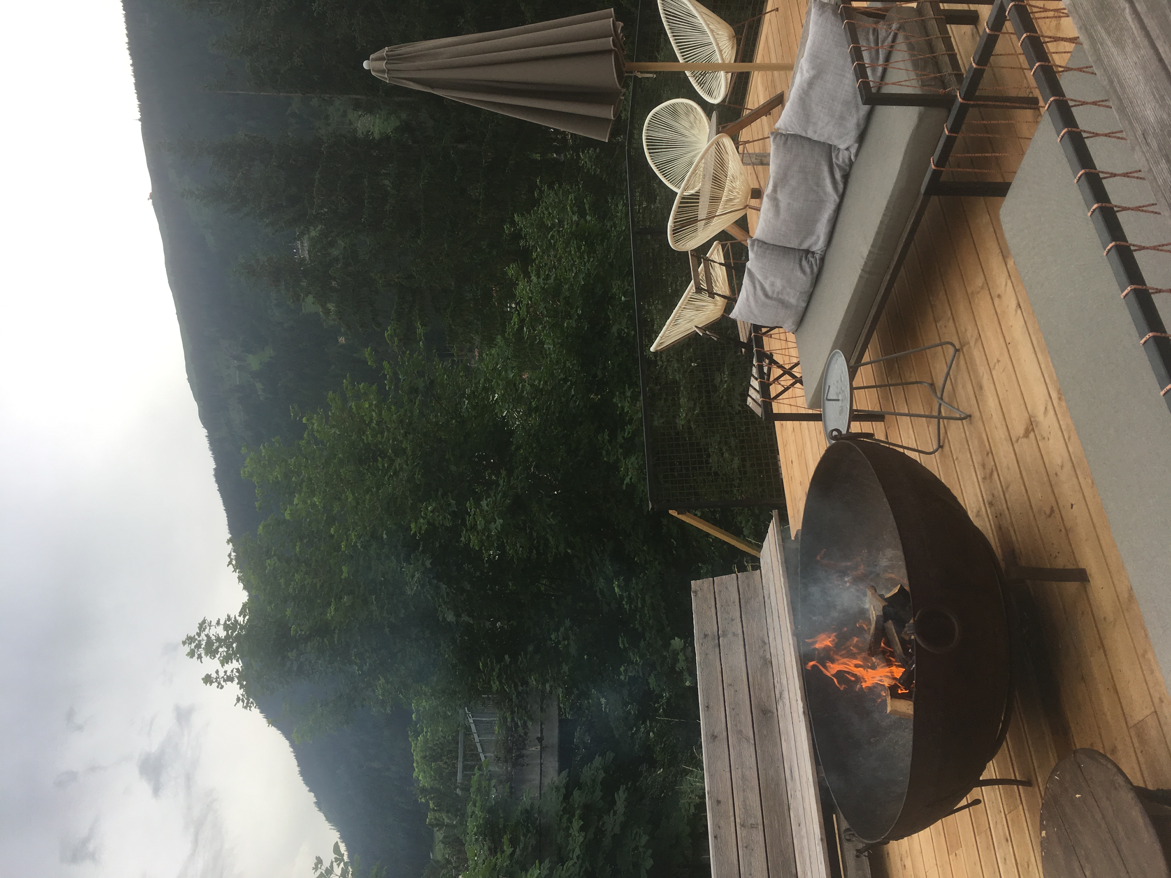 Feuerschale und Sitzplätze auf der Terrasse