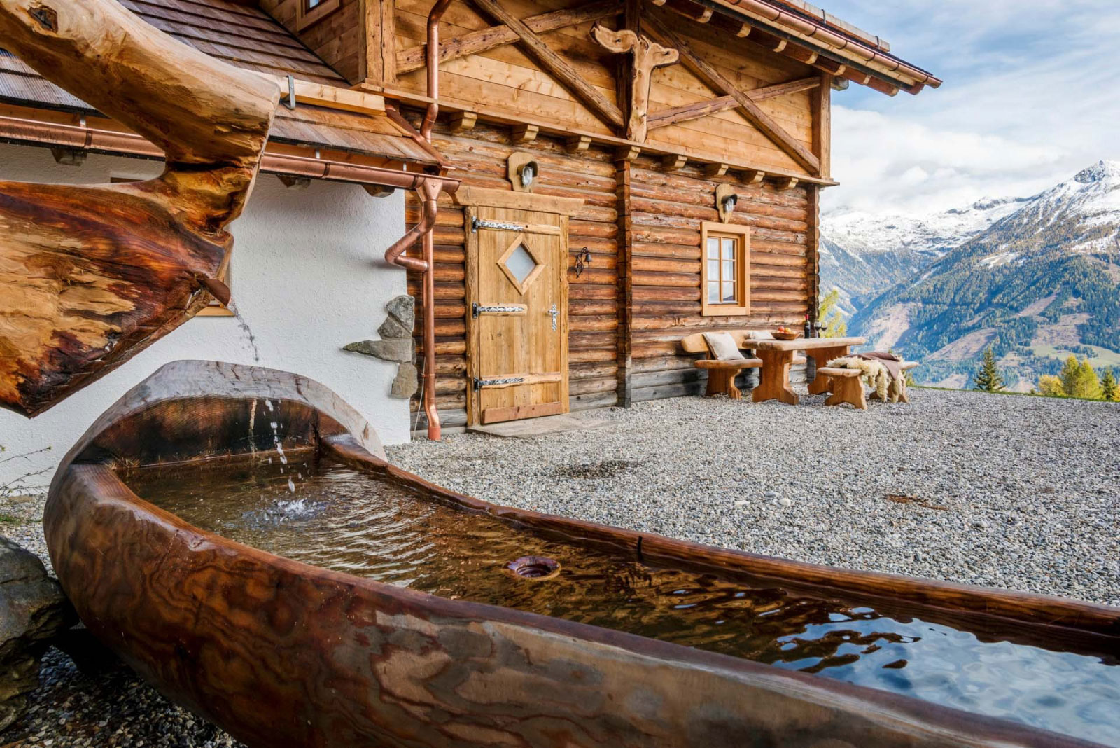 Holzhütte in einer Berglandschaft